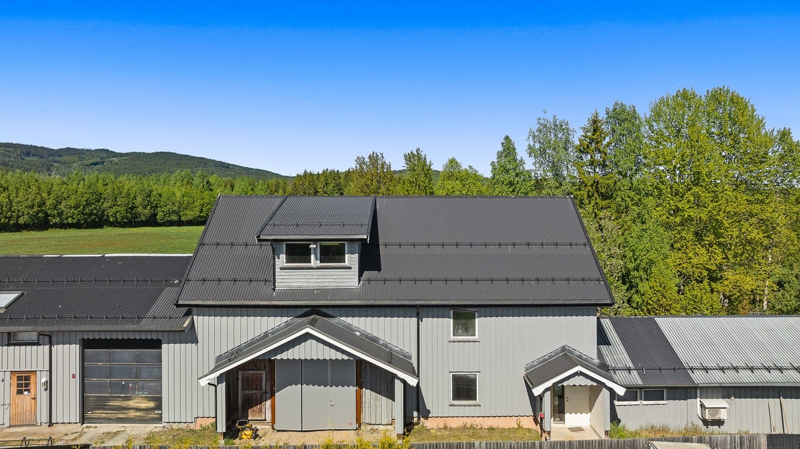 Montert portåpner på garasjen. Galleribilde