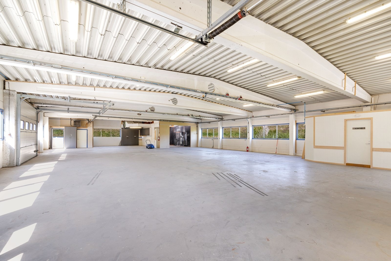 006_stort åpent areal innvendig.jpg Galleribilde