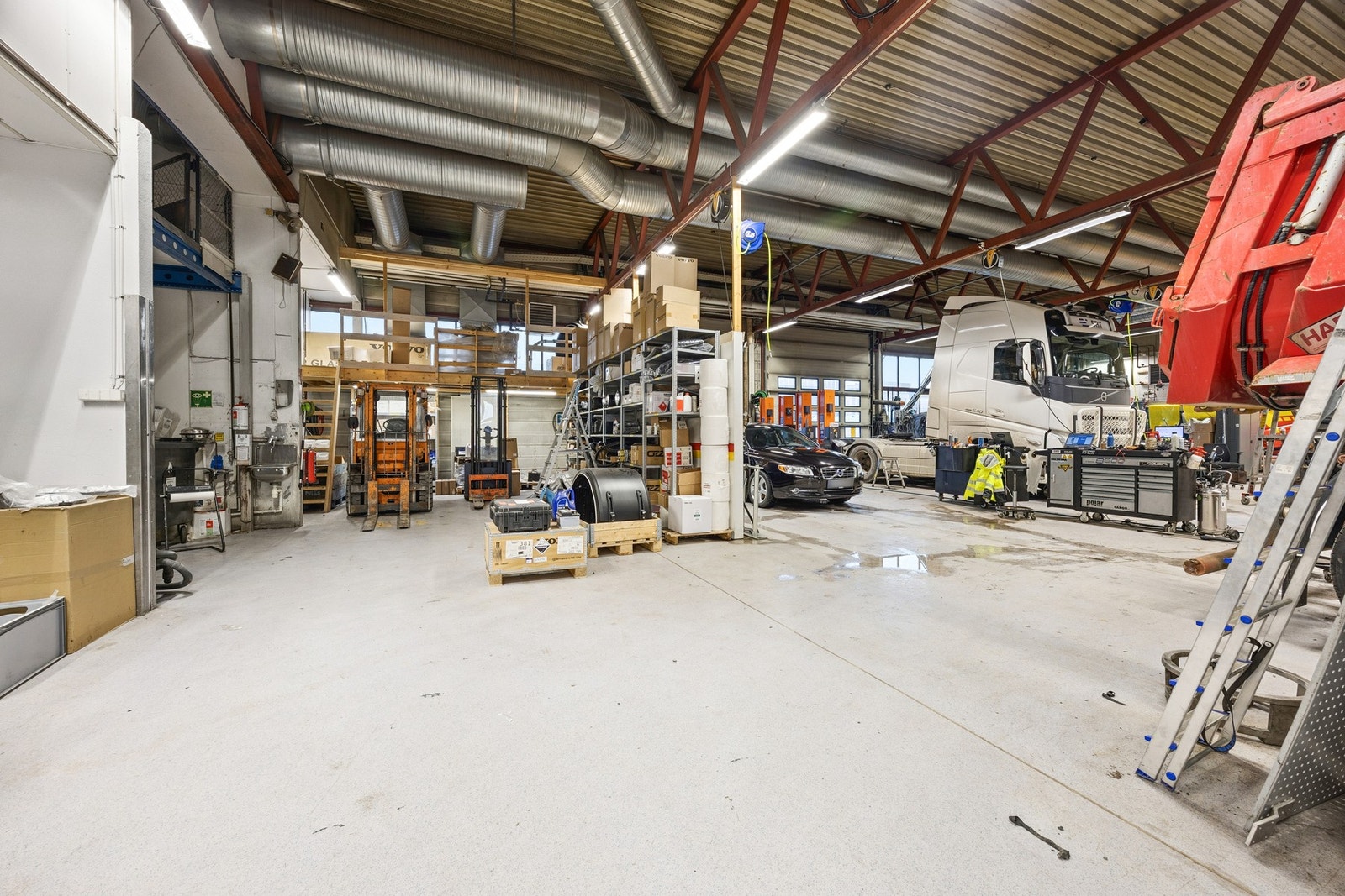 Innvendig i Nordic Last & buss. Galleribilde