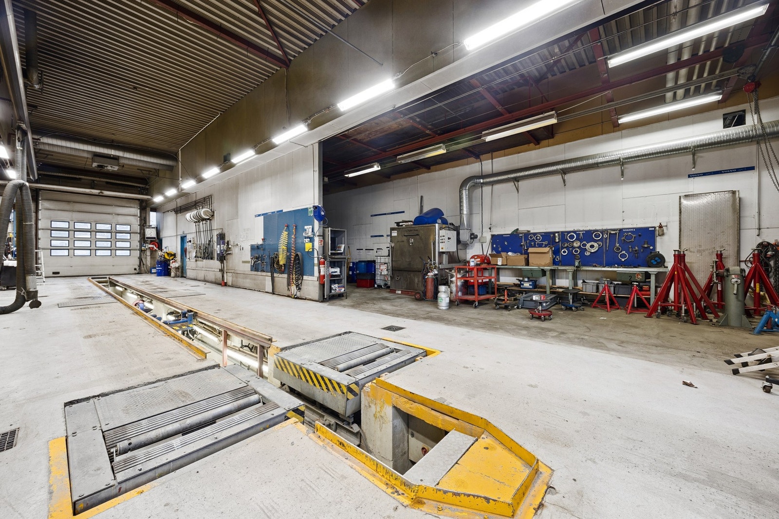 Innvendig hos Nordic Last & buss i verksted Galleribilde