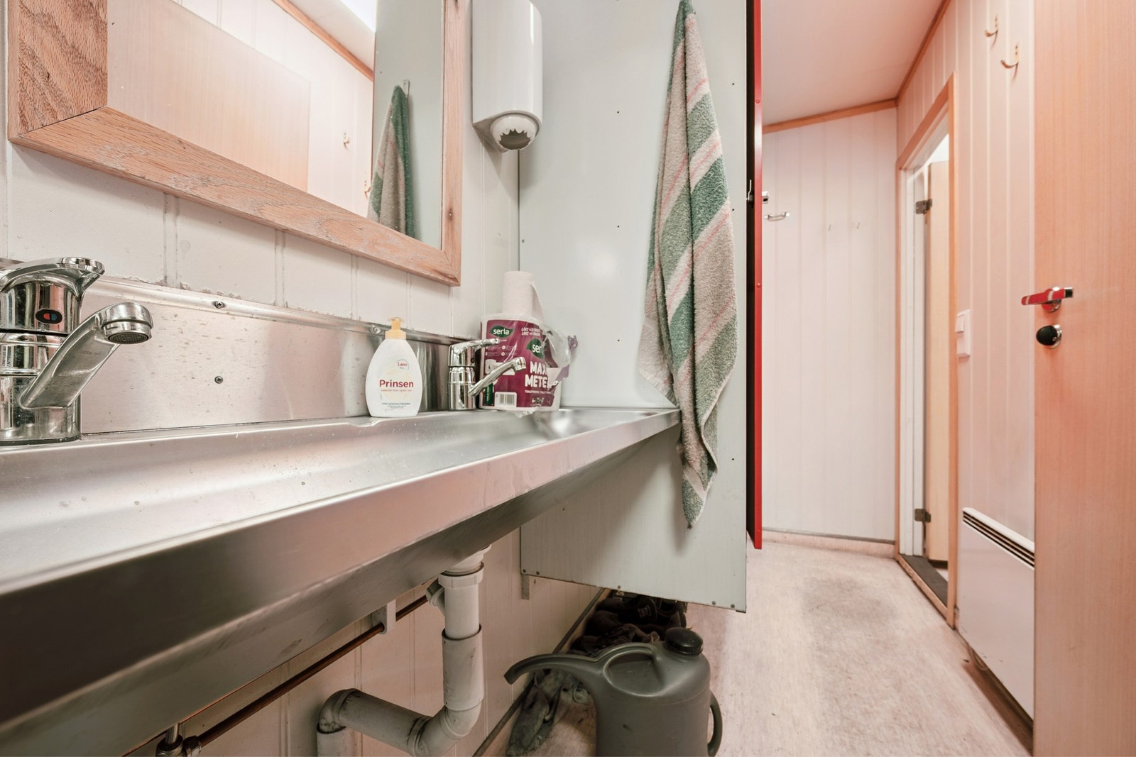 Garderobe parkeringshus buss Galleribilde