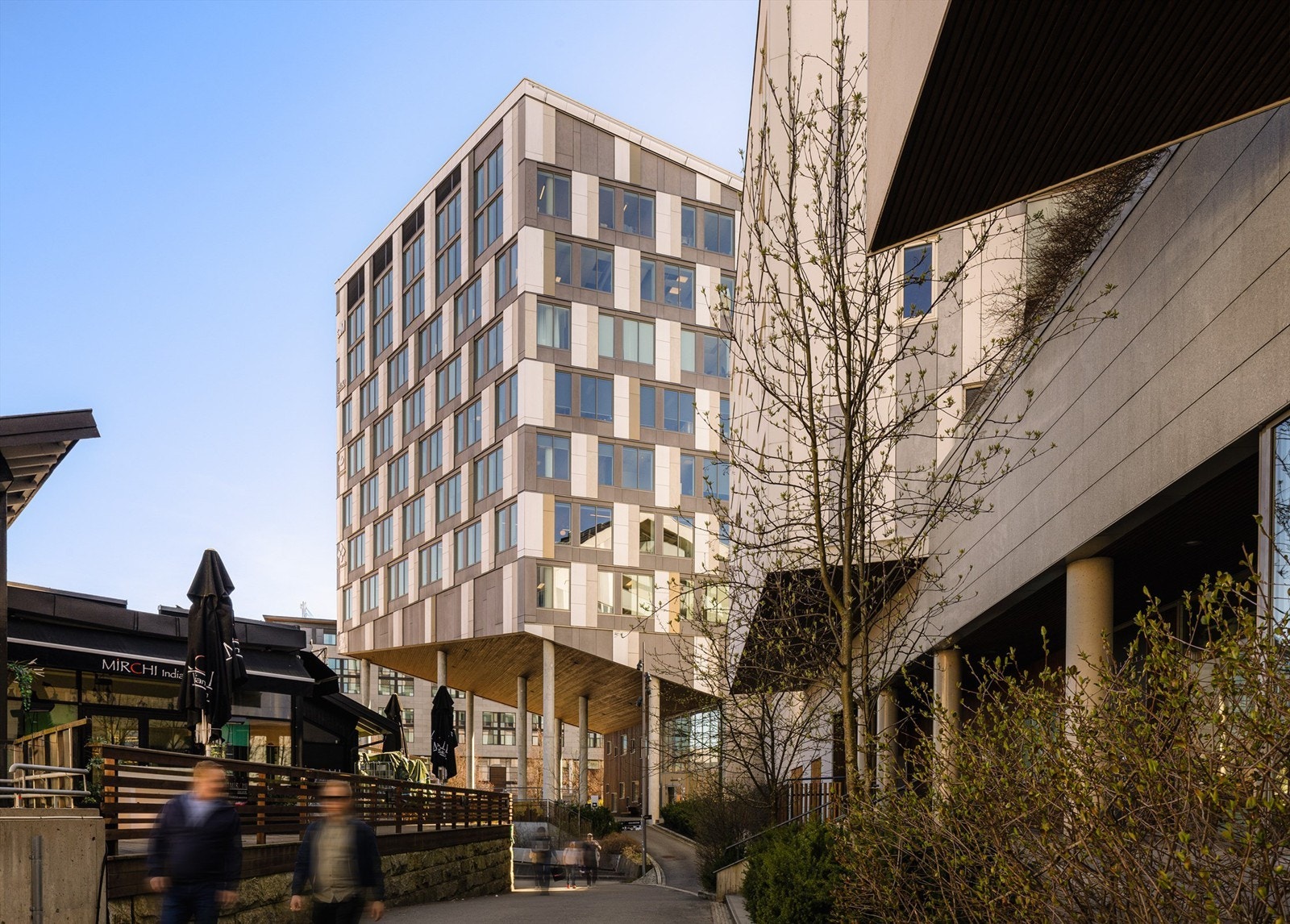 Det er etablert flere spisesteder rett utenfor bygget - gangavstand til Nova Spektrum (Norges Varemesse) Galleribilde