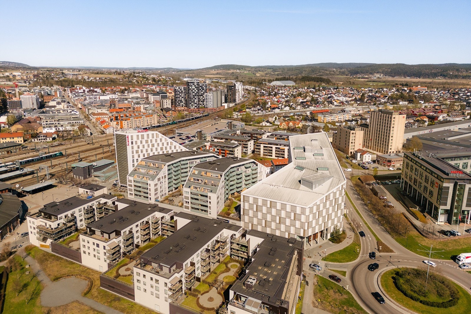 Strategisk beliggenhet rett på utsiden av Lillestrøm sentrum med gangavstand til Lillestrøm stasjon og alle fasiliteter Galleribilde