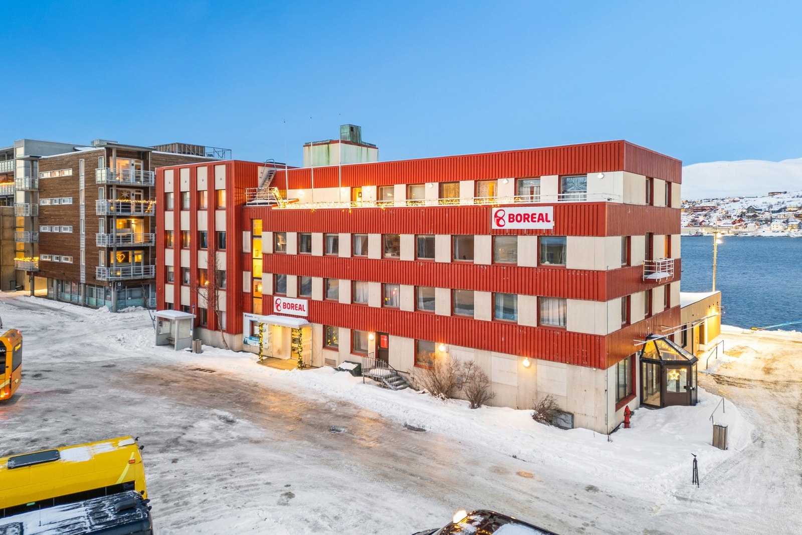 Sentrumsnær beliggenhet ved Hammerfest havn - Hurtigruta med daglige anløp like ved eiendommen. Foto: EFKT Galleribilde