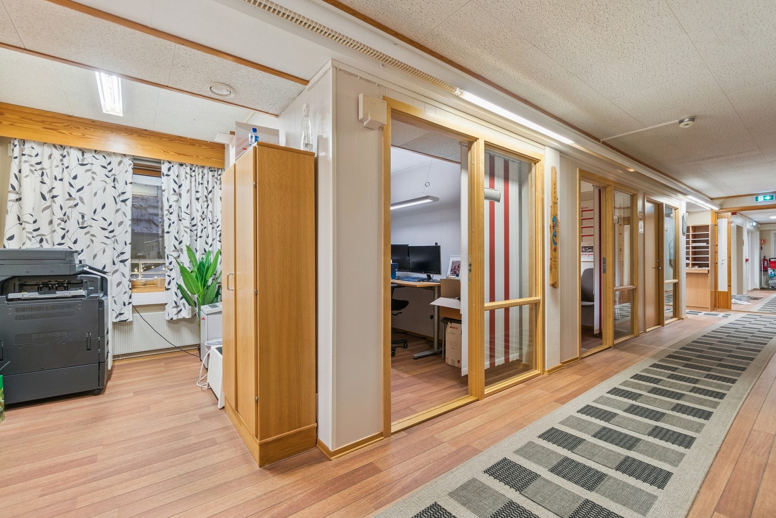 Lyse og praktiske kontorlokaler med gangareal og flere kontorer på rekke - egnet for kontor- og administrativ virksomhet. Galleribilde