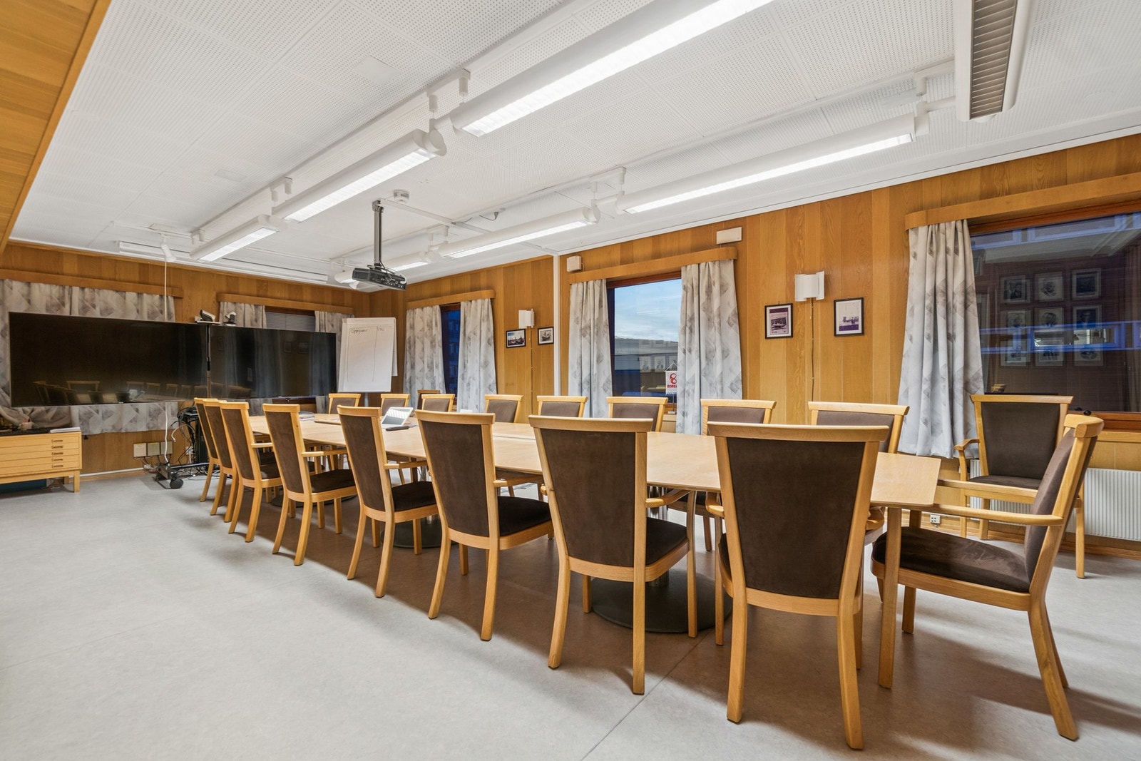 Romslig møterom med plass til flere deltakere, egnet for interne møter, kurs og presentasjoner Galleribilde