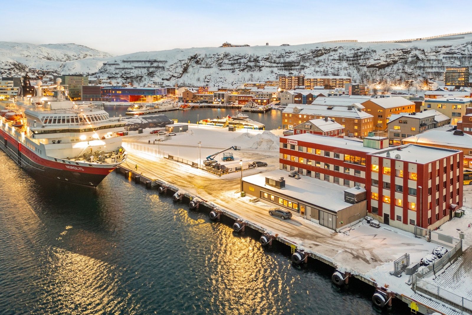 Attraktiv beliggenhet ved Hammerfest havn, i umiddelbar nærhet til Hurtigruta og sentrale transportknutepunkter. Galleribilde