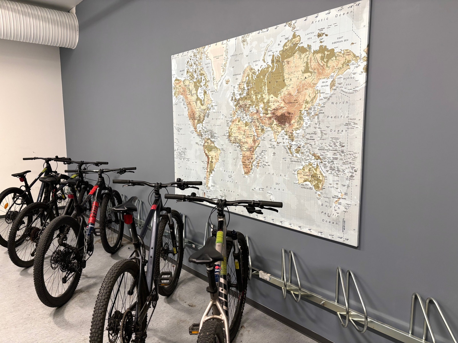 Sykkeparkering i underetasje Galleribilde