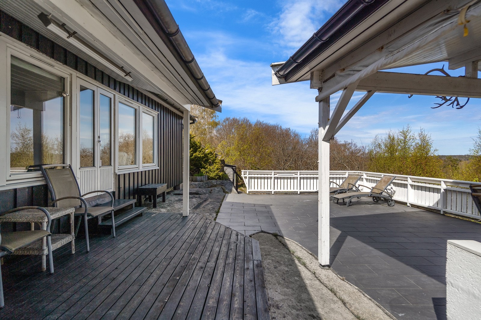 Stor terrasse med takoverbygg som ligger på østsiden av hytten Galleribilde