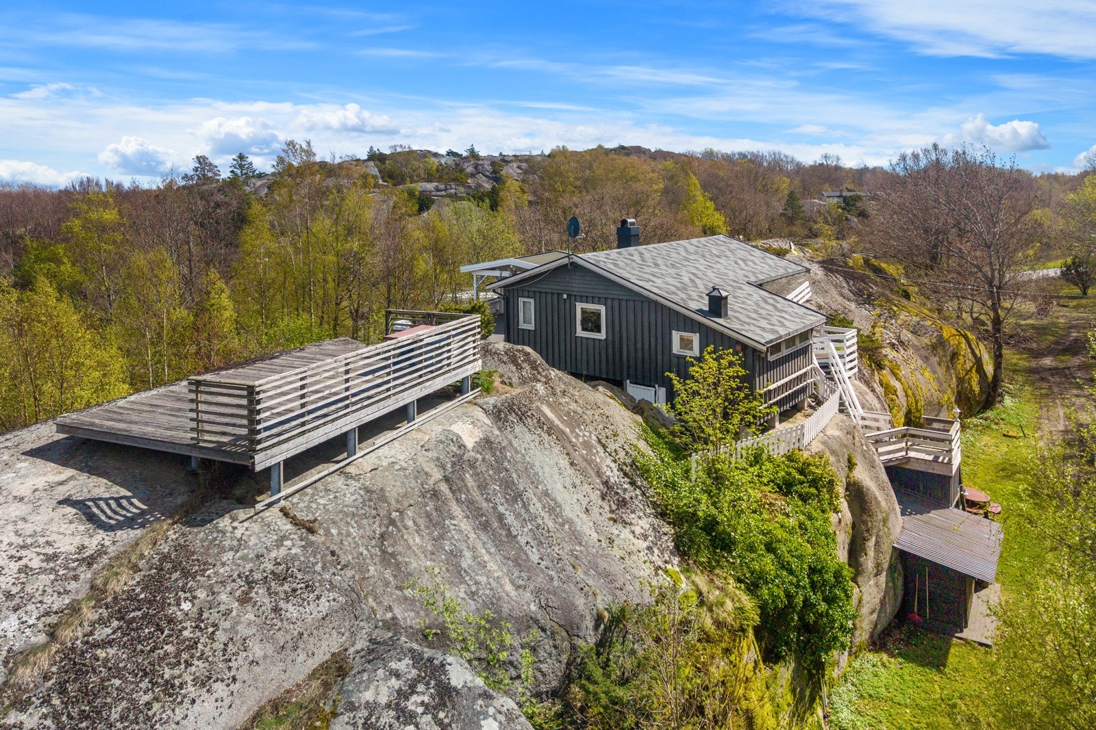 Flere gode uteplasser med sol og utsyn Galleribilde