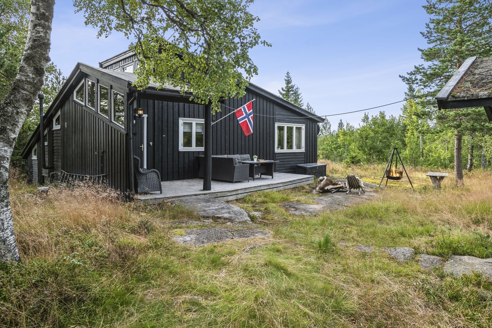 Hyggelig uteområde på vestsiden av hytta Galleribilde