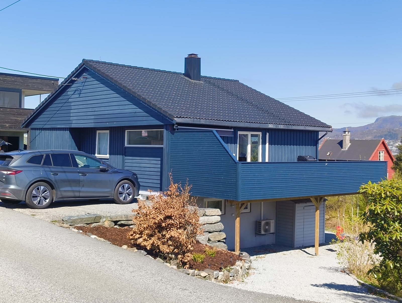 Rolig beliggenhet i barnevennlig område. God plass til flere biler på tomten. El bil lader montert ved parkeringsplass. Galleribilde