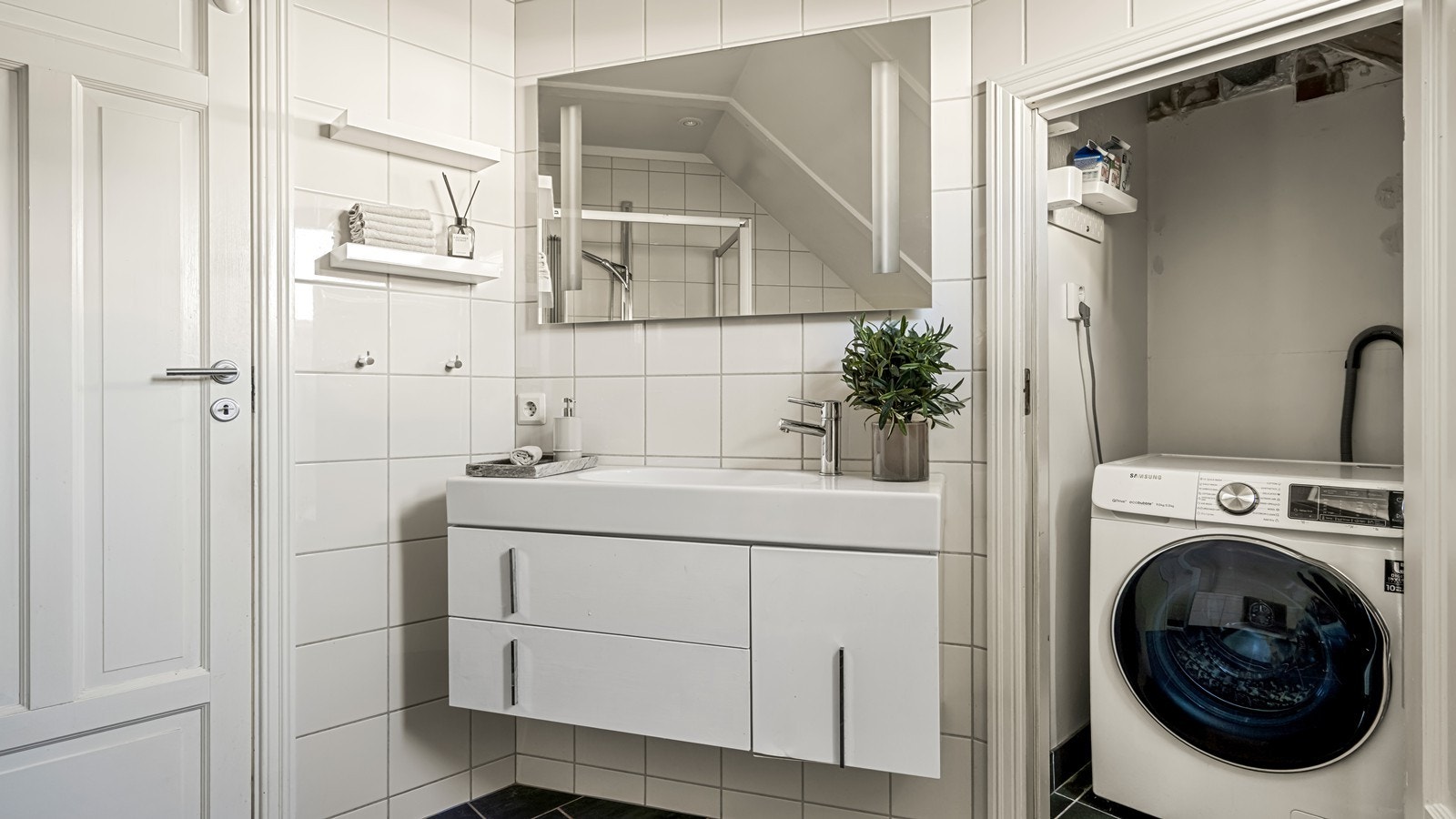 Eget vaskerom på badet - her kan man lukke døren når det ikke er i bruk Galleribilde