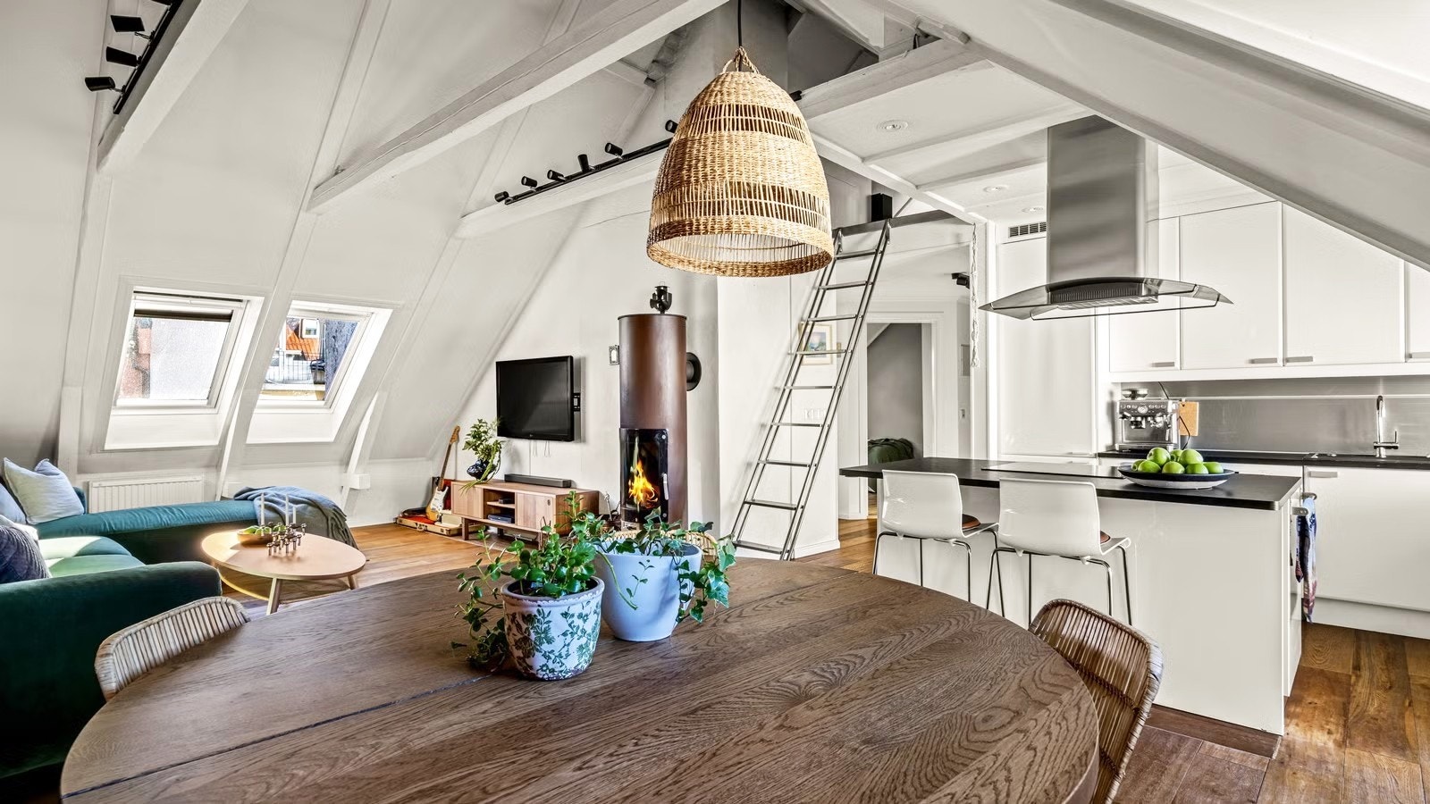 Even Guttormsen i Nordvik presenterer Kongens gate 63 A - loftsleilighet med unike detaljer - balkong med kveldssol Galleribilde