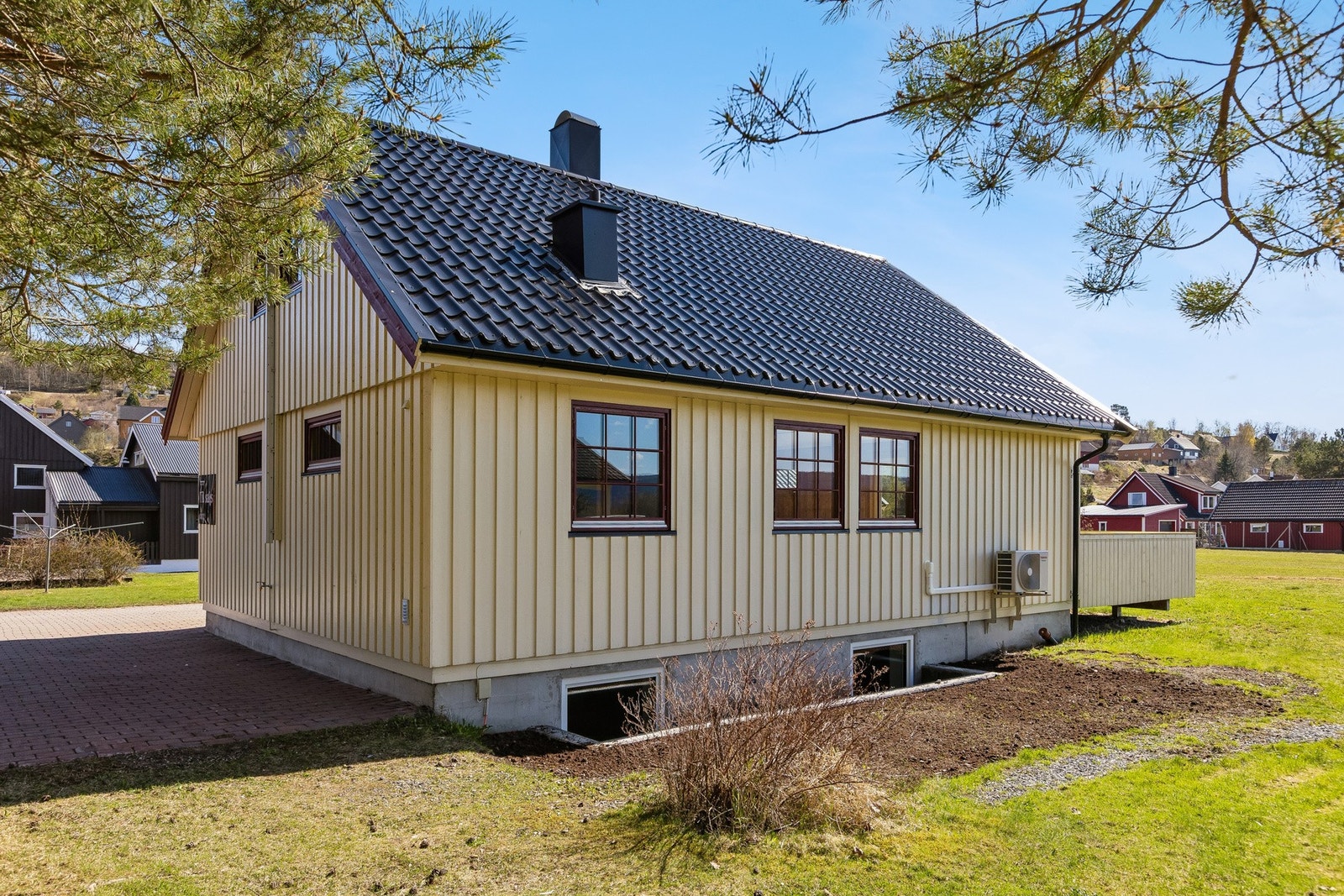 Enebolig over 3 etasje og frittstående garasje. Galleribilde