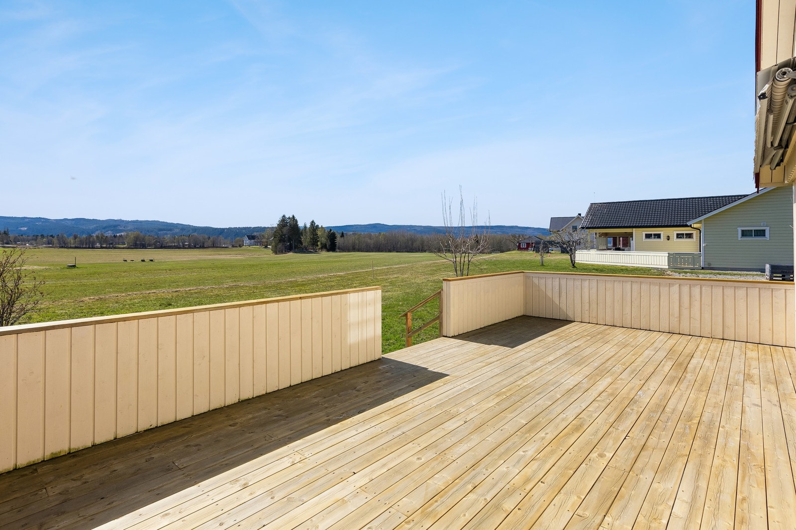 Stor terrasse med gode solforhold og flott utsikt. Galleribilde