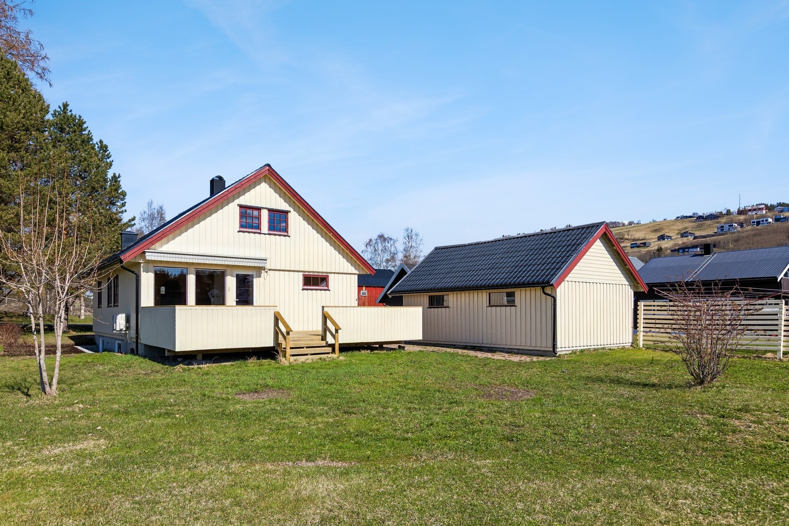 Romslig tomt med stor gressplen. Galleribilde