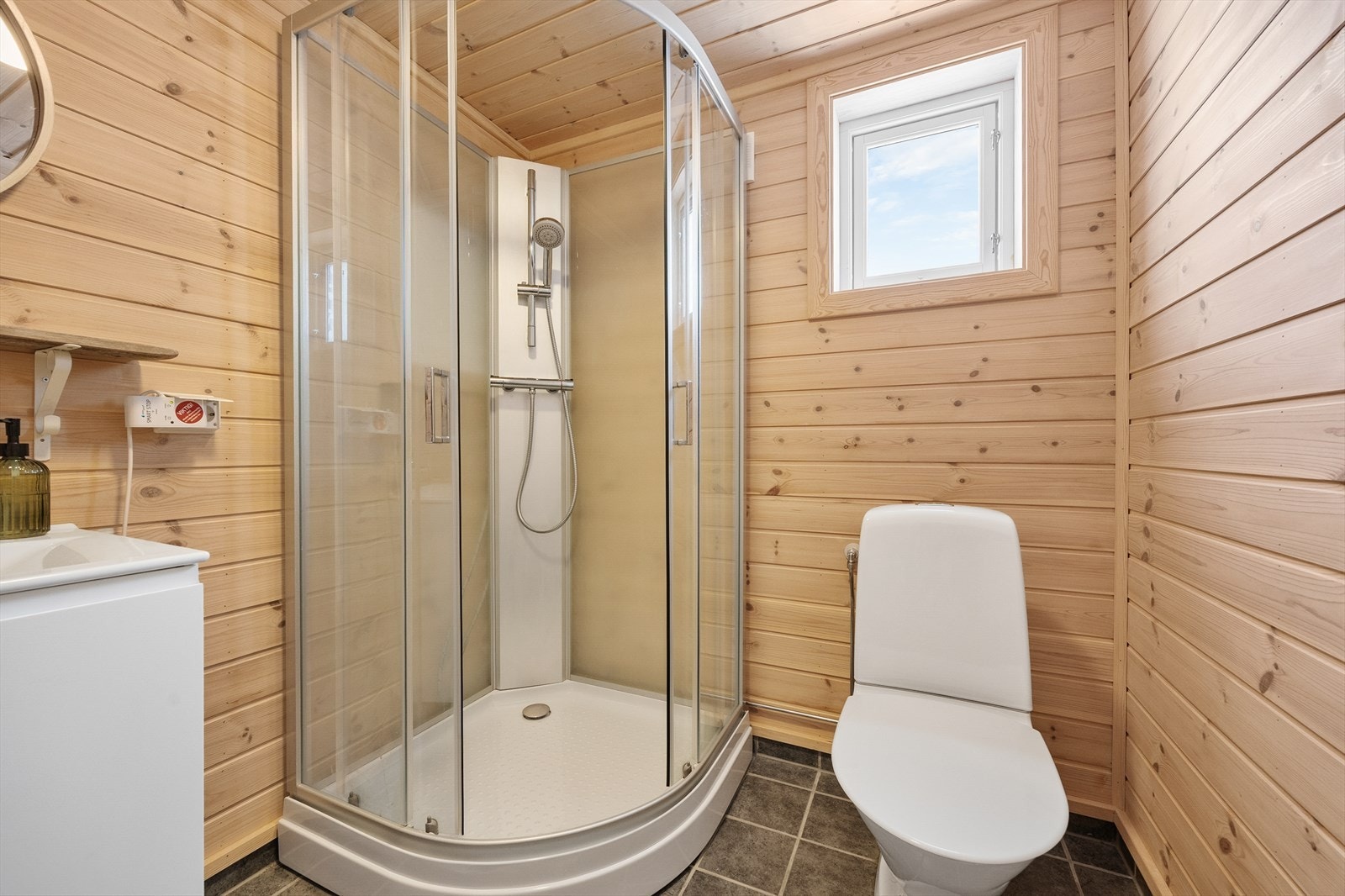 I tillegg til baderomsinnredningen er badet utstyrt med et toalett, mekanisk avtrekk og et dusjkabinett. Opplegg for vaskemaskin finnes i boden i loftsetasjen. Galleribilde