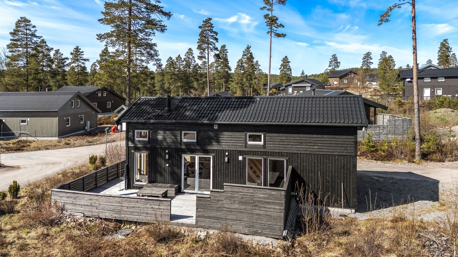 Her er det utmerket plass til grill og ønsket utemøblement, og to høye levegger sørger for lune og usjenerte plasser. Galleribilde