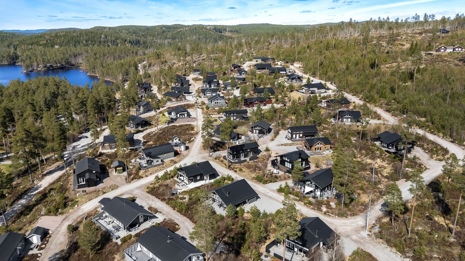 Vortunglia 19 ligger på et hyggelig felt med kort avstand til skog, mark, vann og SPA Galleribilde