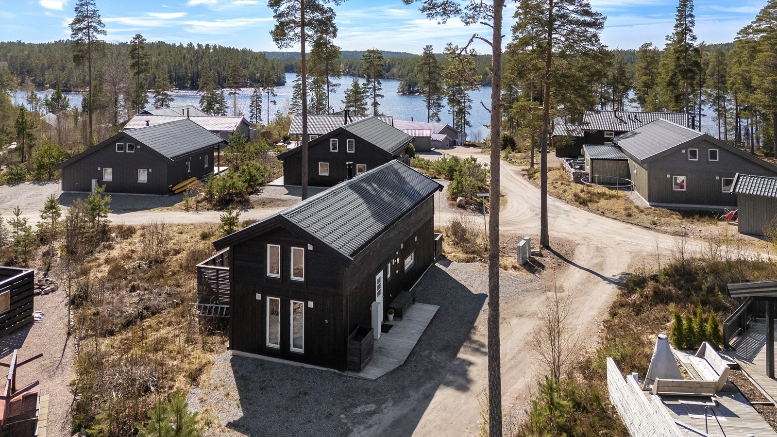 Hytta ligger ved innsjøen Vortungen, og rett utenfor døra er det idylliske tur- og rekreasjonsmuligheter Galleribilde