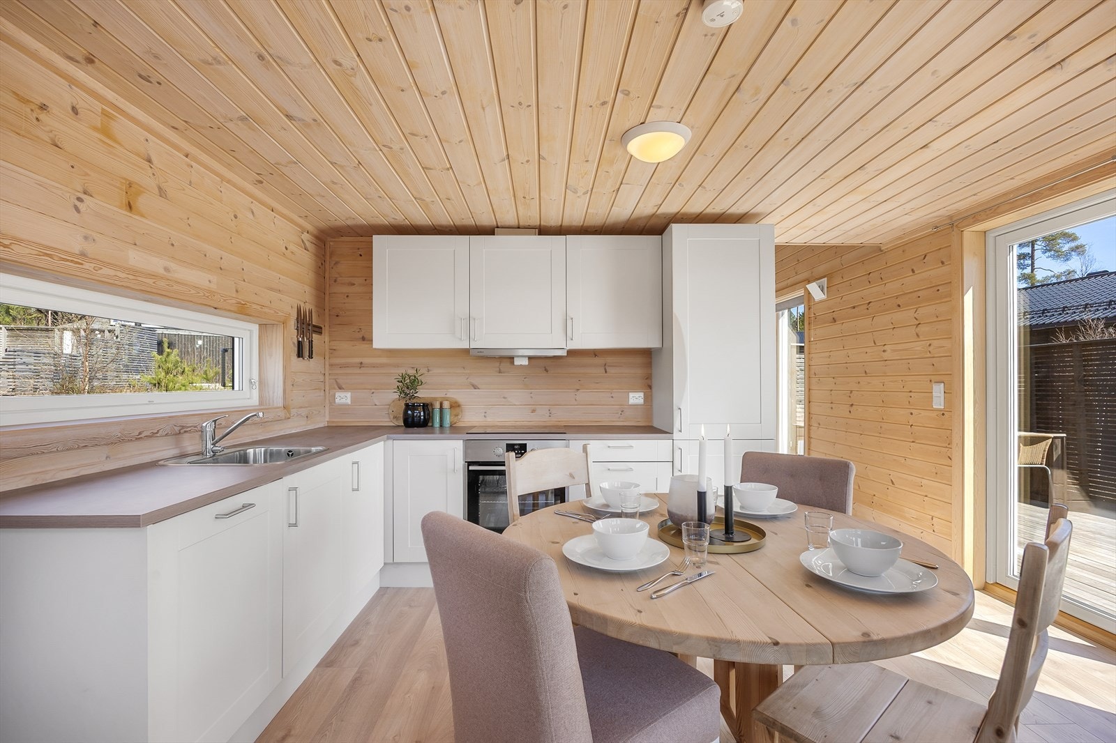 Kjøkkenet har et moderne og stilfullt design med gode benkeflater og mye oppbevaringsplass. Galleribilde