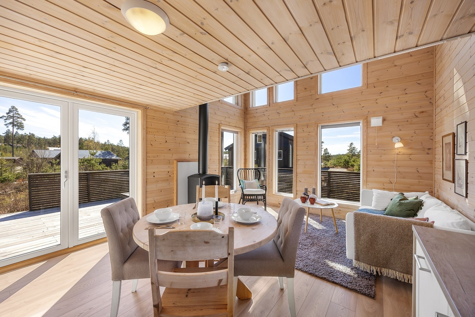 Dagslyset strømmer inn via store vinduer på endeveggen, og ved stuesonen er det utgang til en sydvestvendt terrasse på ca. 46 kvm. Galleribilde