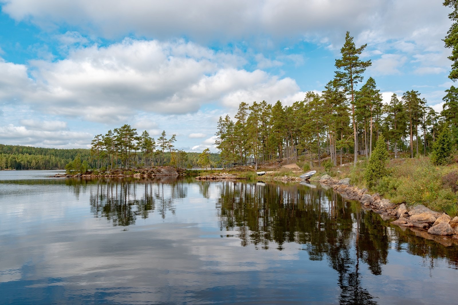 Omkranset av skog, vann og fredelige kulturlandskap, gir beliggenheten en sjelden ro og et harmonisk miljø for både familieliv og fritid. Galleribilde