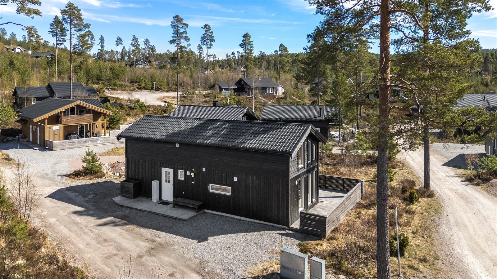 Det er parkering på egen, gruslagt gårdsplass Galleribilde