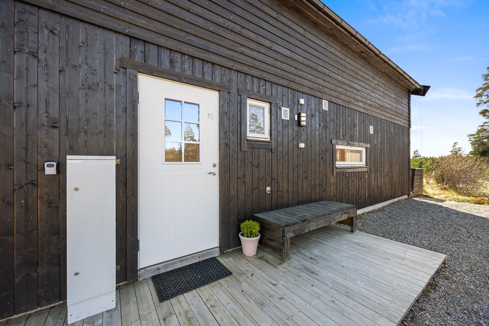 Ved inngangspartiet er det bygget en platting slik at man har plass til møblement Galleribilde