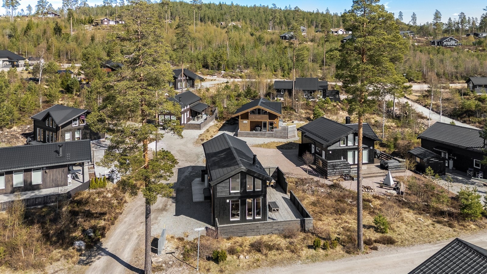 Hytta har en fin internbeliggenhet på hyttefeltet. Fra stuen er det utgang til en sydvestvendt terrasse på ca. 46 kvm fra 2020. Galleribilde