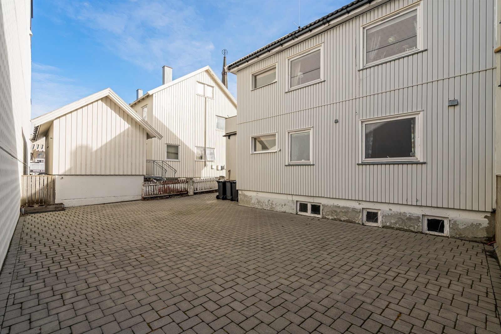Brosteinsbelagt bakgård Galleribilde