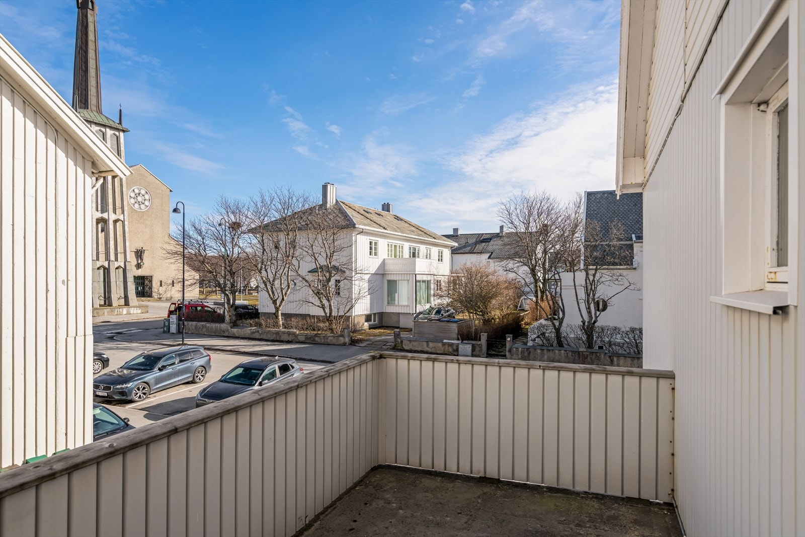 Nordøst-vendt balkong med utgang fra stuen i 2. etasje - Balkongen er på ca. 9 kvm, noe som fint gir plass til utemøblement Galleribilde
