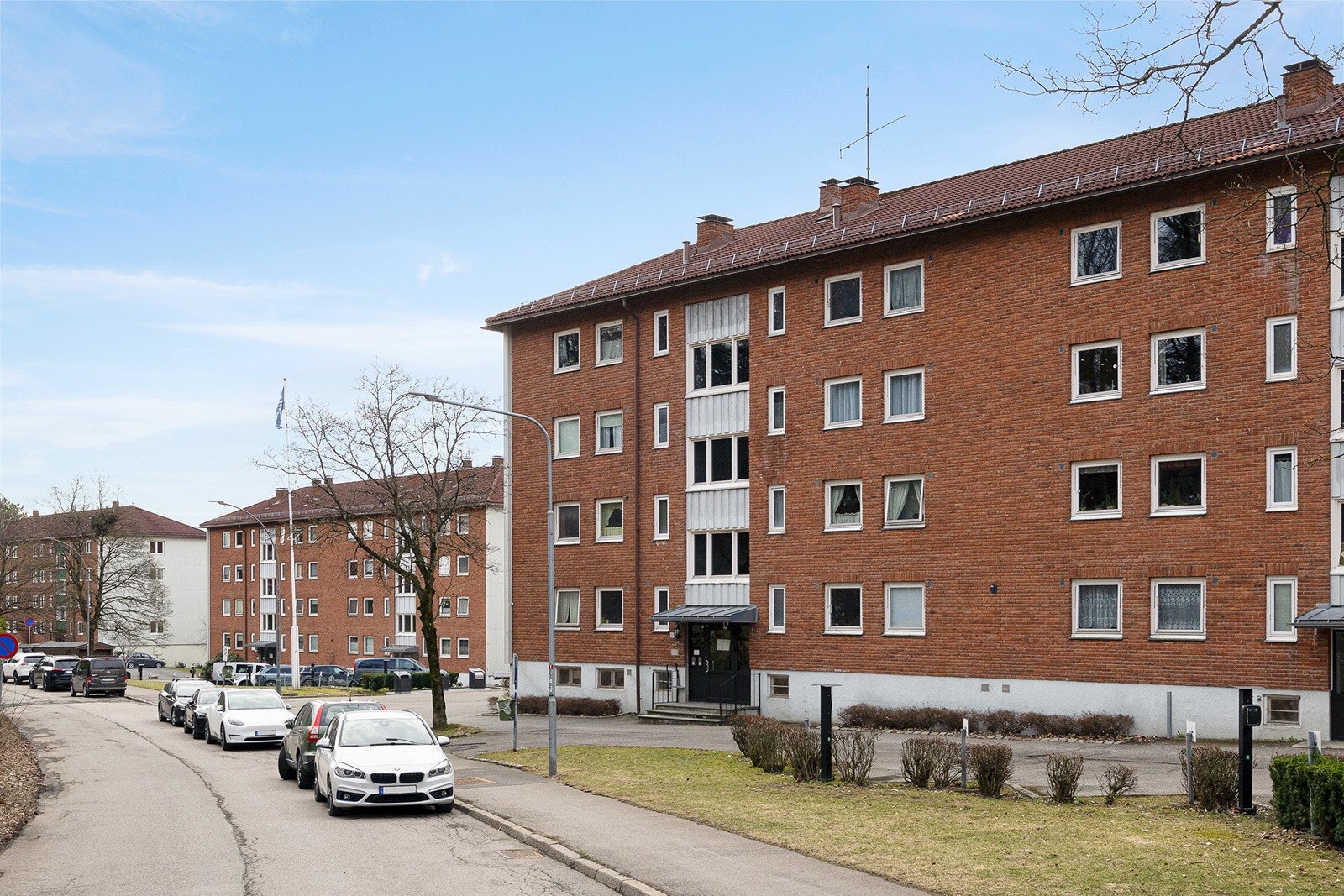Leiligheten disponerer 1 kjellerbod på 3,9m² og 1 loftsbod med gulvareal på 10,8m² og målbart areal på 4,9m², grunnet skråtak. Galleribilde