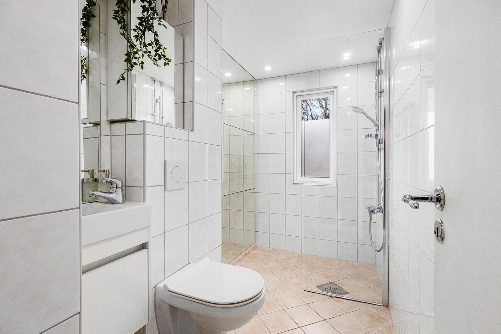 Rehabilitert bad/wc med nye overflater, membranløsninger, varmekabler, sluk, røropplegg, innredning og sanitærutstyr. Arbeidet er utført i regi av sameiet i 2011. Galleribilde