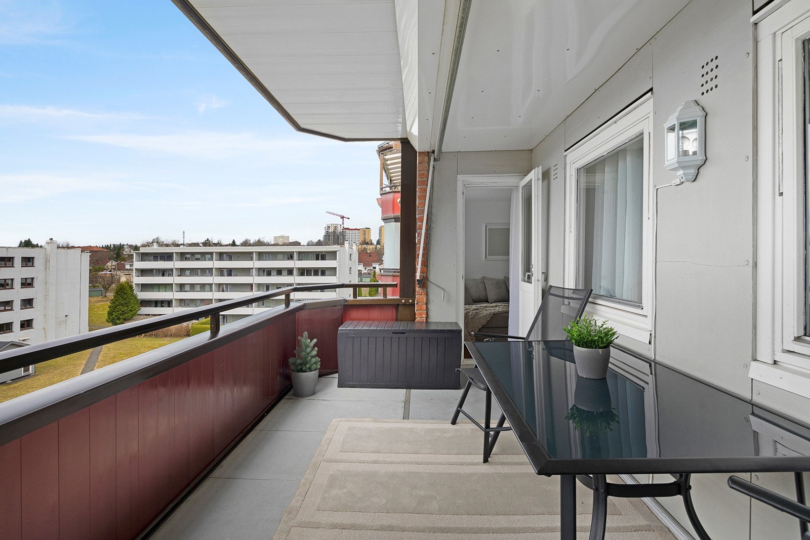 Syd-sydvestvendt balkong på 10m² med belysning og adkomst fra stue. Galleribilde