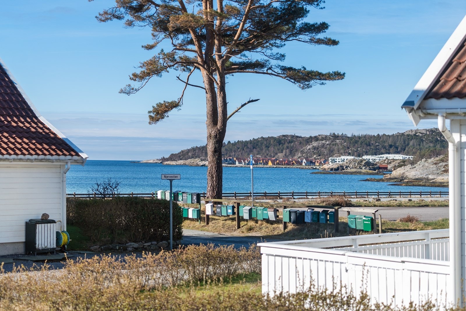 Flott utsikt mot sjøen og stranden Galleribilde