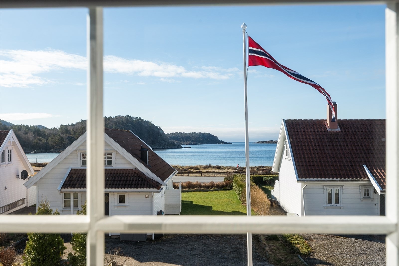 Fra soverom er det nydelig utsikt mot sjøen Galleribilde