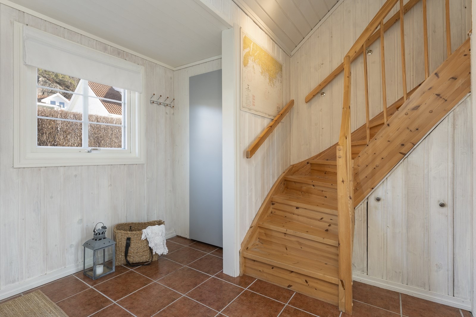 Velkommen inn i romslig gang Galleribilde
