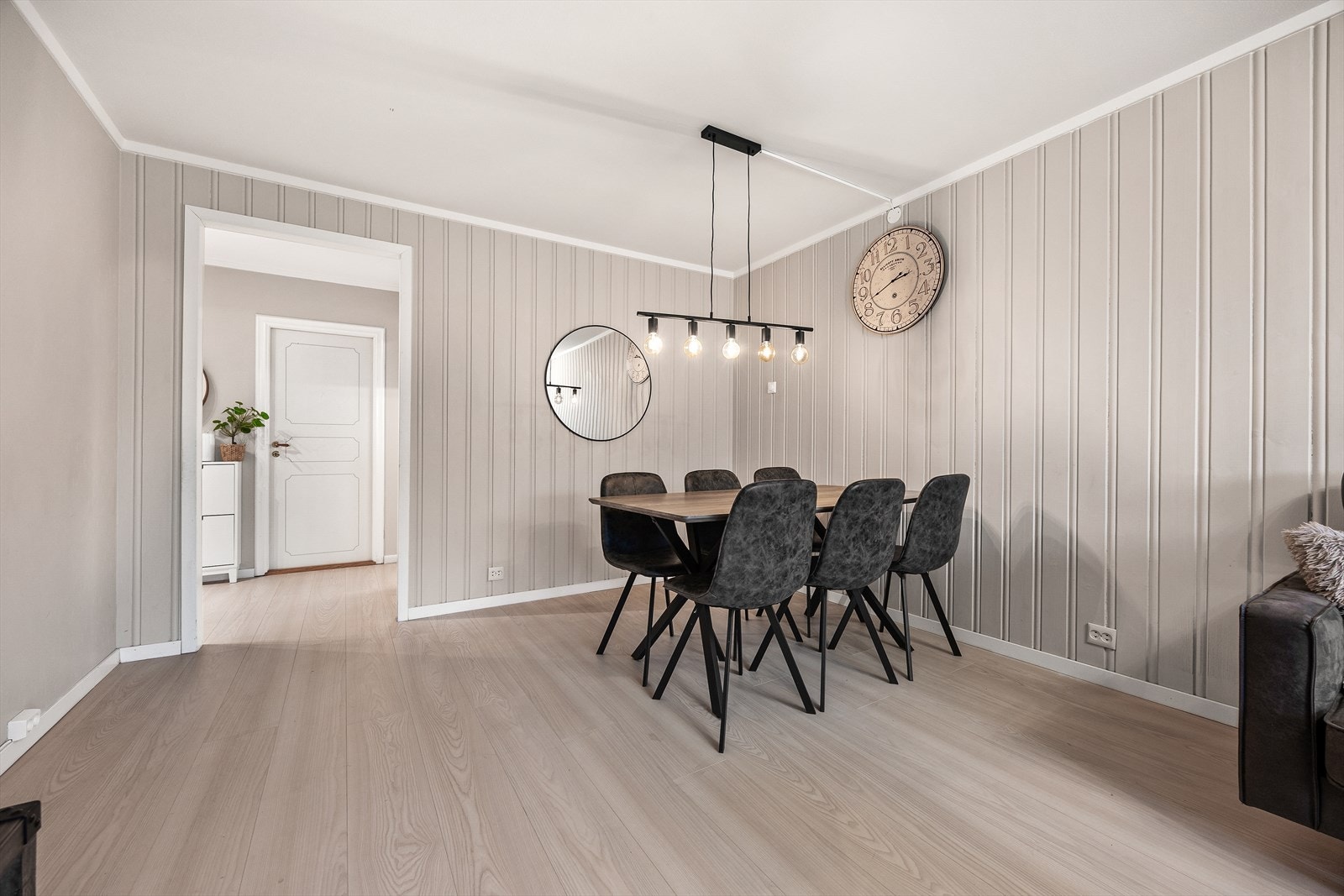 Spiseplassen er naturlig adskilt fra sofasonen, men er likevel en integrert del av det sosiale rommet. Galleribilde