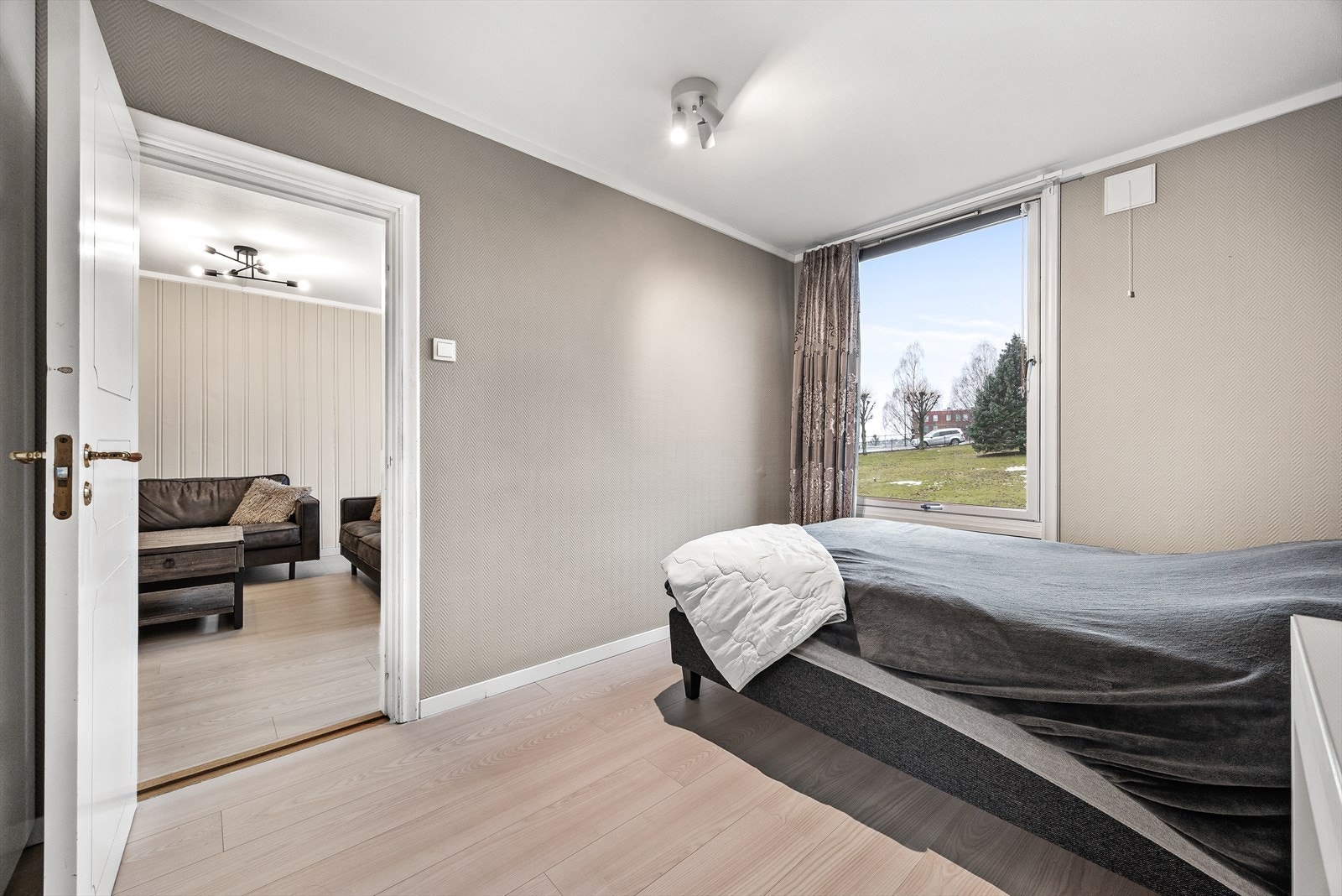 Hovedsoverommet er av god størrelse med plass til dobbeltseng og nattbord. Galleribilde
