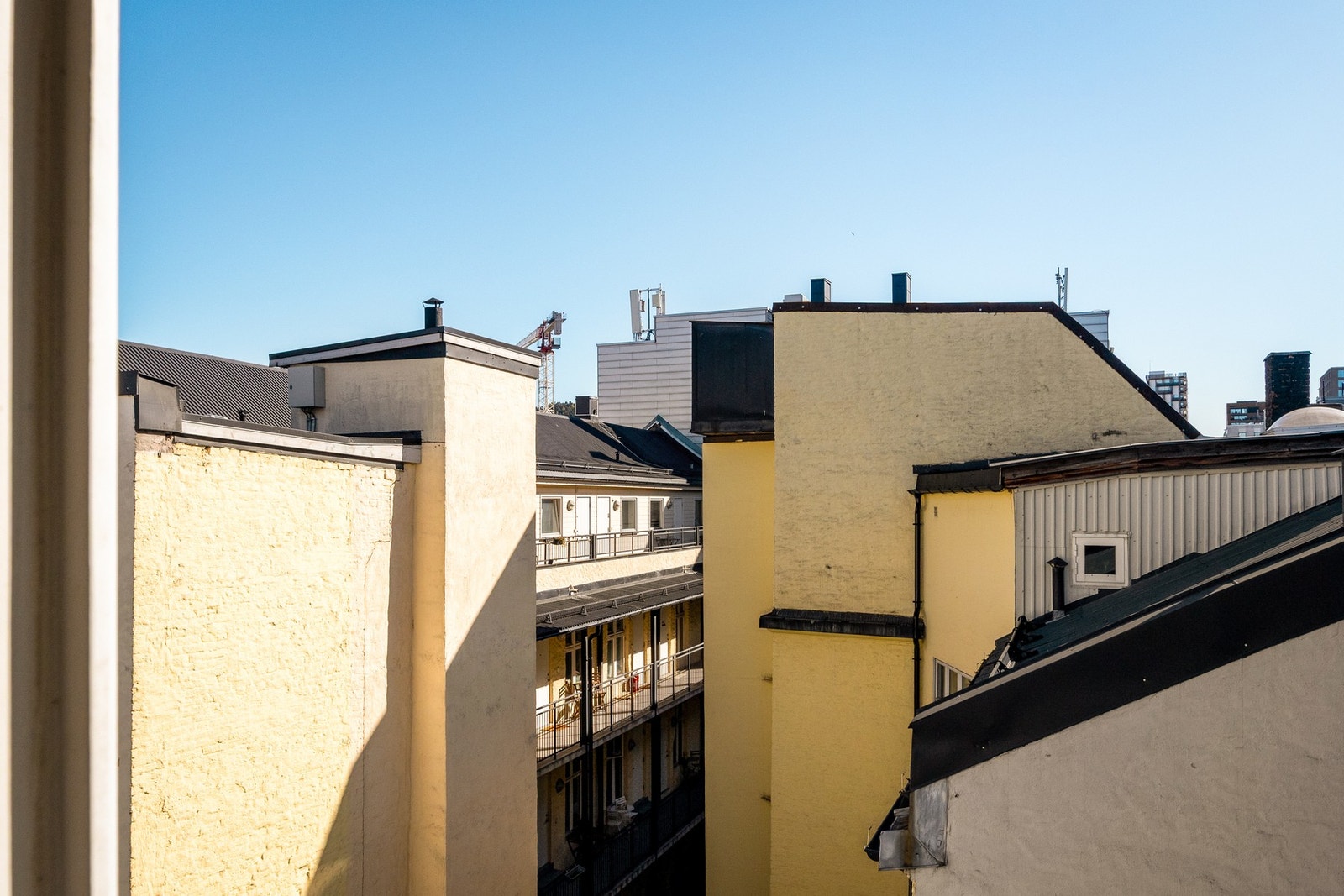Bo høyt og fritt med utsyn over takene til nabobebyggelse - Her bor du usjenert. Galleribilde