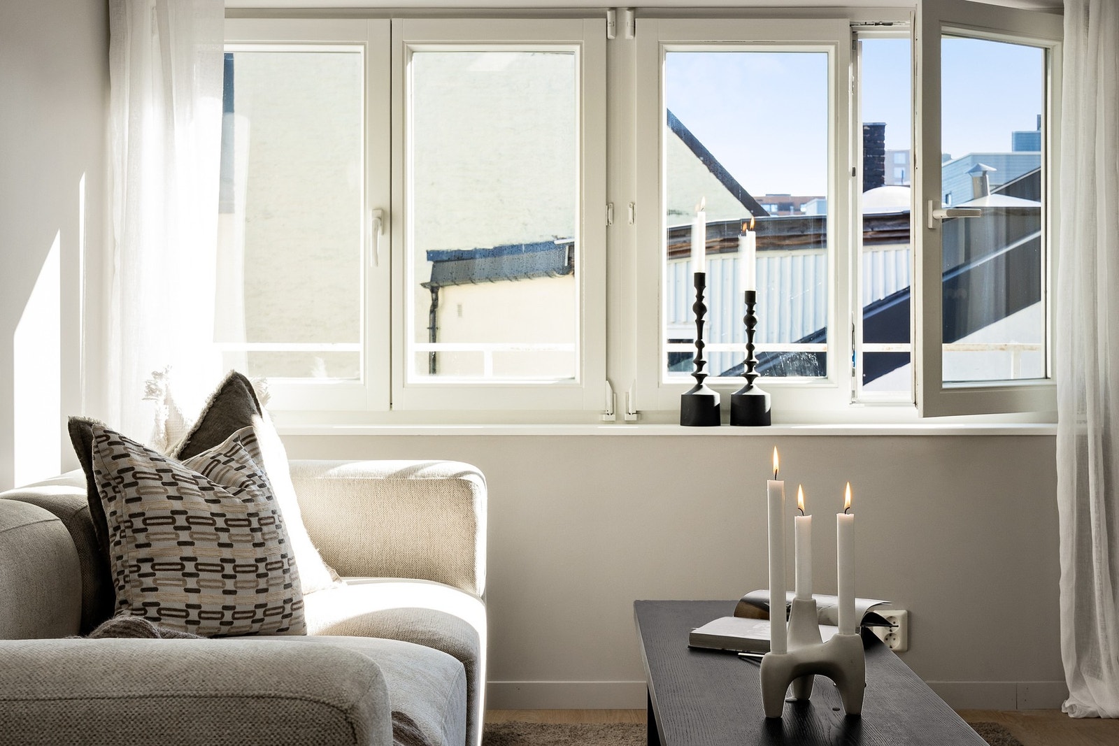 Deilig lysinnslipp og fin atmosfære. Leiligheten oppleves som større enn sine kvadrat med denne planløsningen Galleribilde