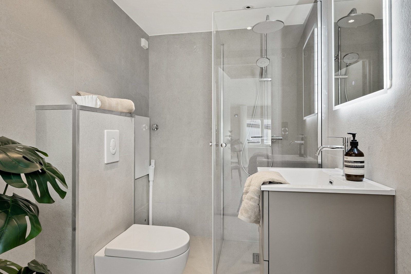 Det er tilrettelagt for vaskemaskin/tørketrommel på badet. Galleribilde
