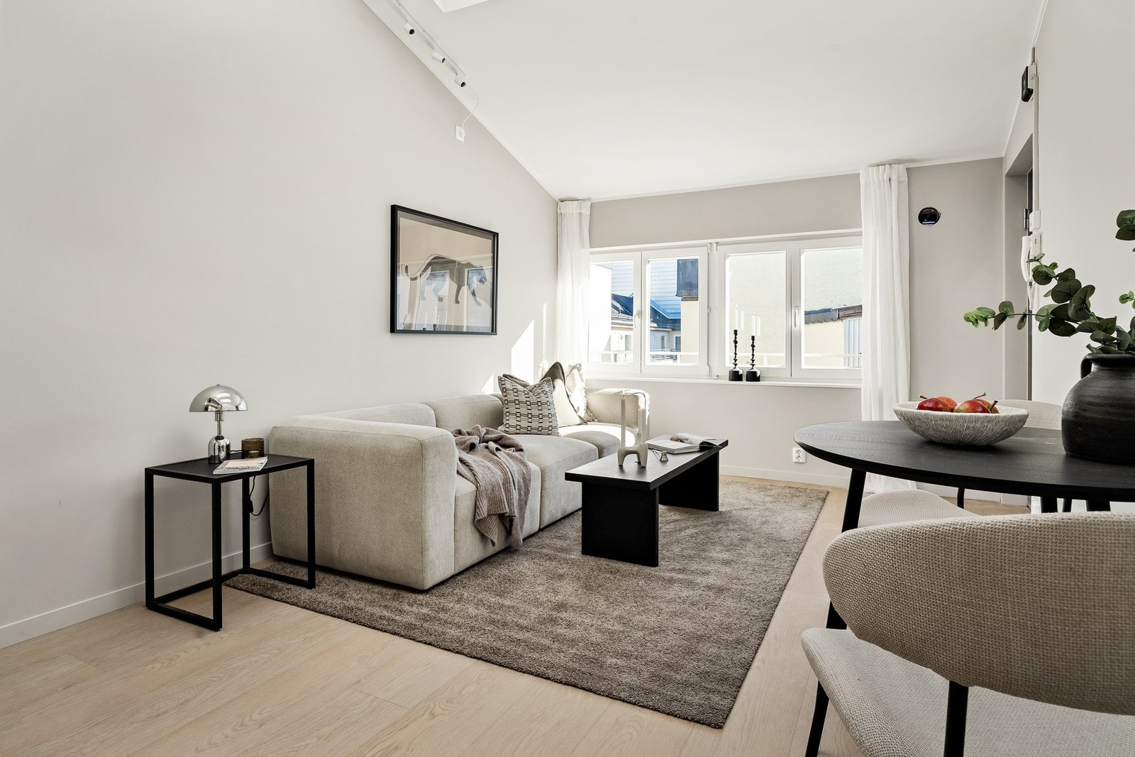 Leiligheten har en gjennomgående god standard og smakfulle materialvalg er gjenganger. Galleribilde