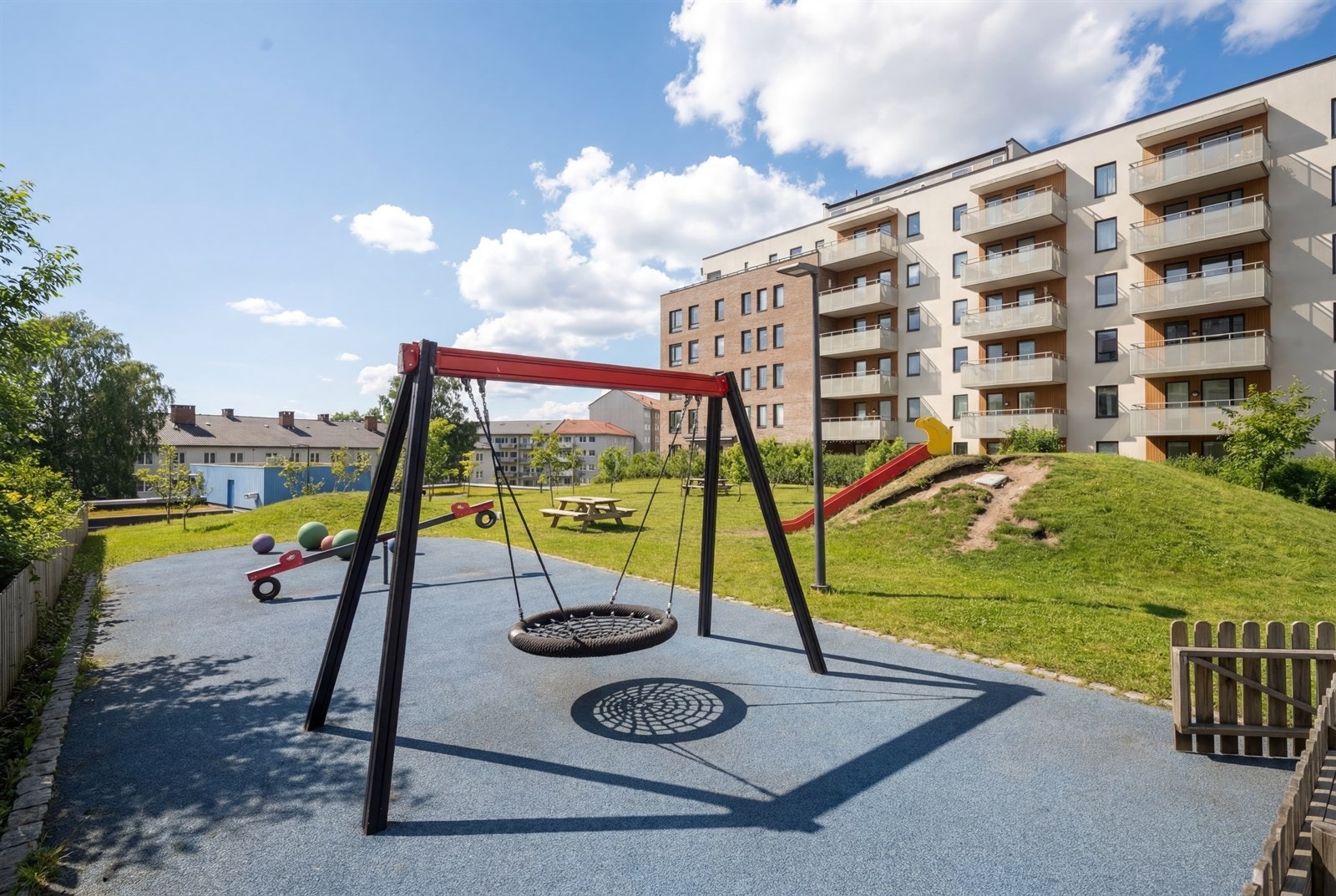 Langs Hans Nordahls Gate finnes det flere hyggelige lekeplasser, samt sitteplasser - et trygt og hyggelig samlingssted for barna. Galleribilde