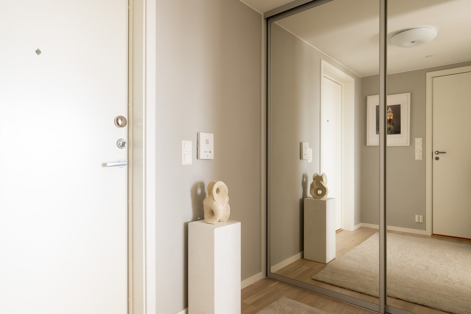 Leiligheten har en behagelig og romslig entré med gode oppbevaringsmuligheter. Galleribilde