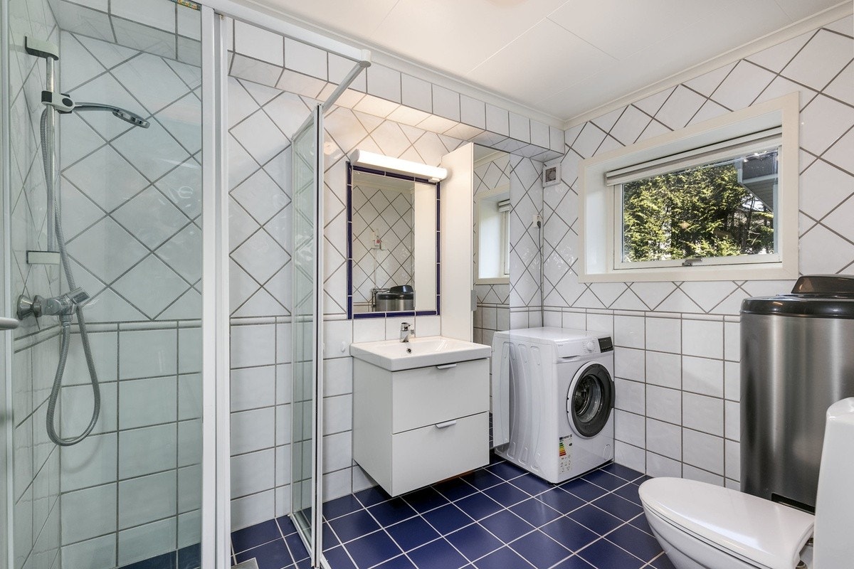 Bad+WC med opplegg for vaskemaskin. Galleribilde