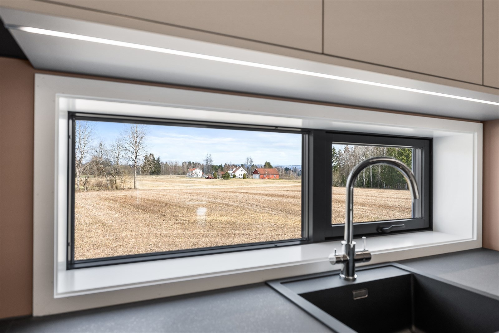 Nyt utsikten mot det åpne landskapet mens du lager mat. Galleribilde