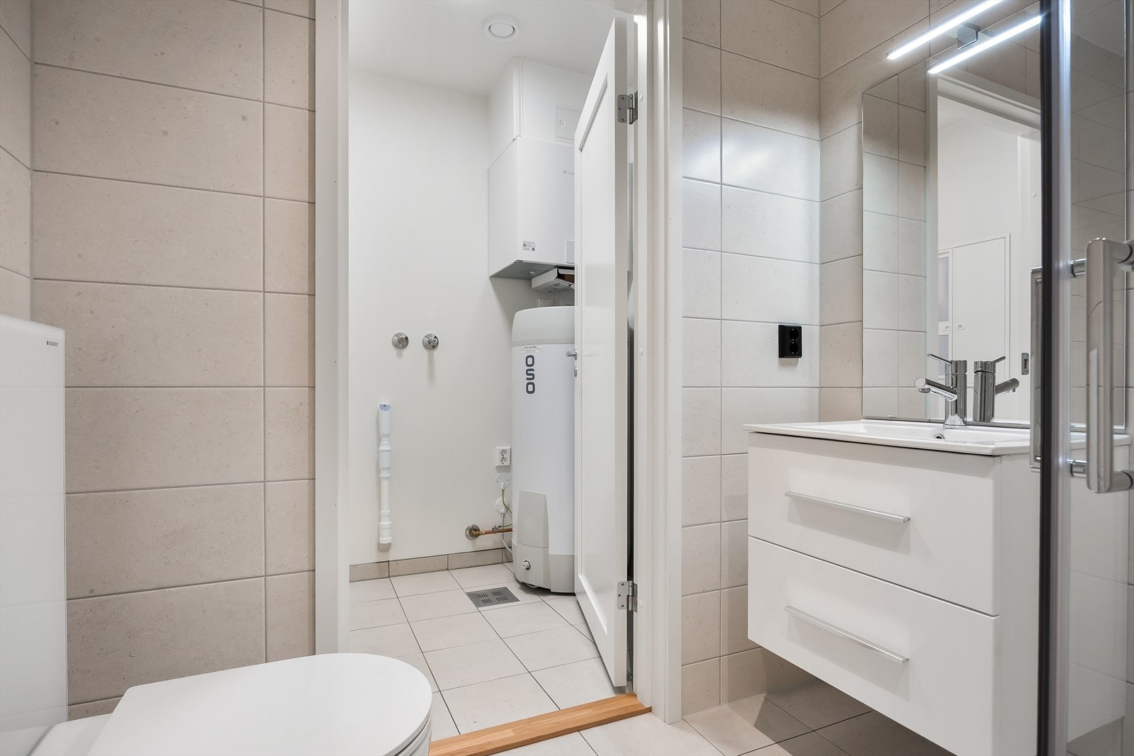 Fra badet er det adkomst til et praktisk teknisk rom med opplegg for vaskemaskin. Galleribilde